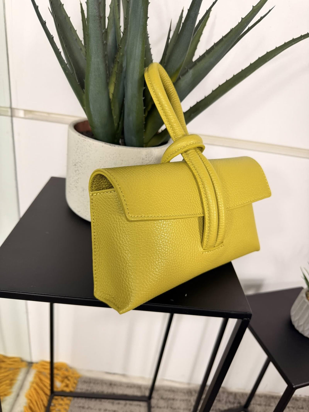 borsa in pelle con nodo e con tracolla regolabile colore lime DO-B0131LIME FEMME CAFE SELECTION