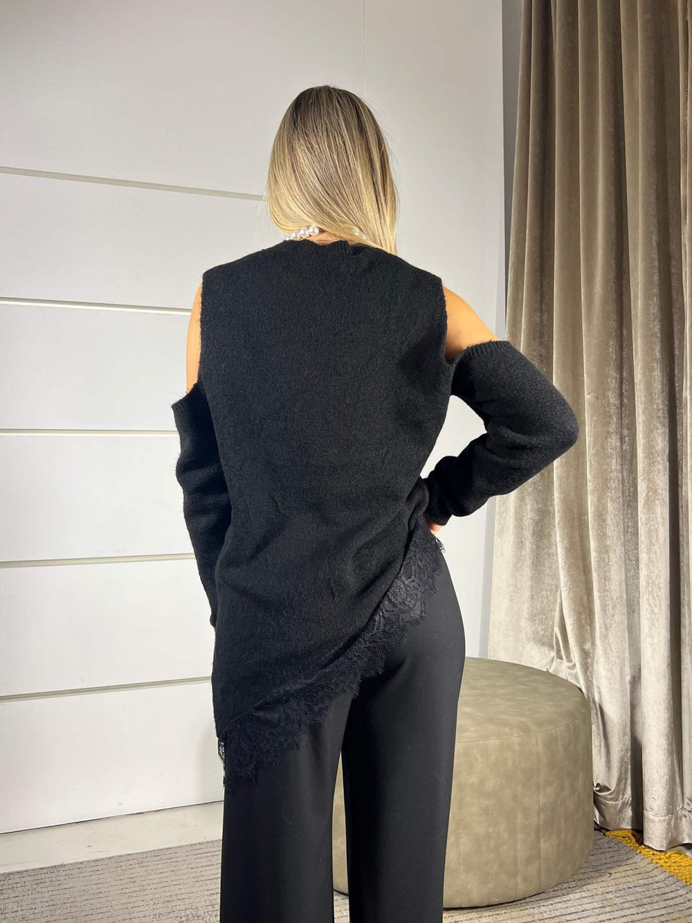 maglione con cut out spalle e pizzo sotto asimmetrico nero MFP-P185NERO HAVE ONE