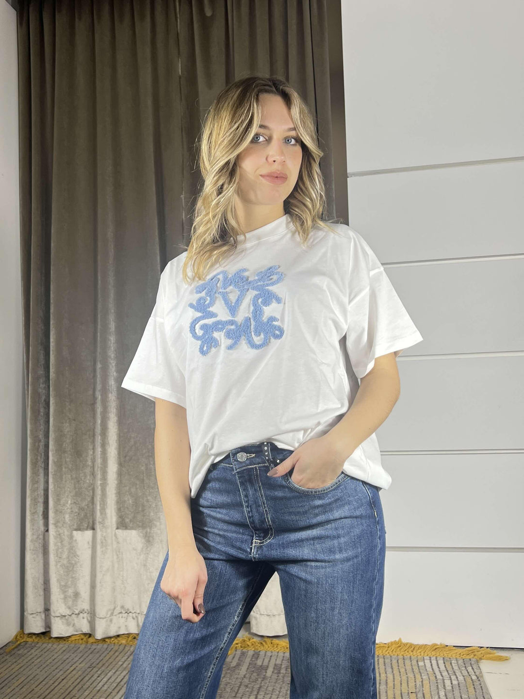 t-shirt con logo bouclè bianca e celeste RAB0045BIANCO/CELESTE VICOLO