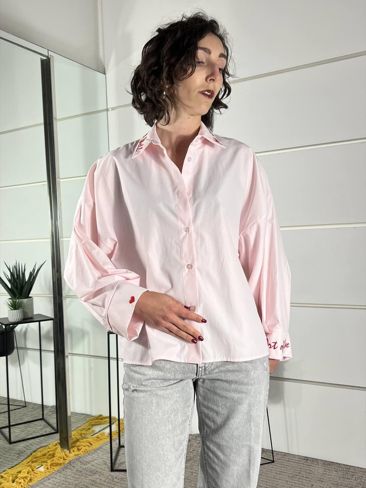 camicia rosa con scritta ricamata rossa CVS-Q155ROSA/ROSSO HAVE ONE