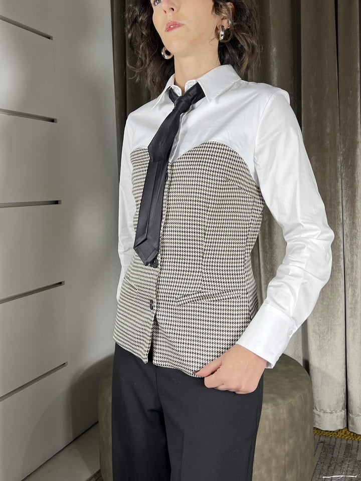 camicia bianca con corpetto pied de poule con cravatta 26C1680VAR. UNICA TENSIONE IN