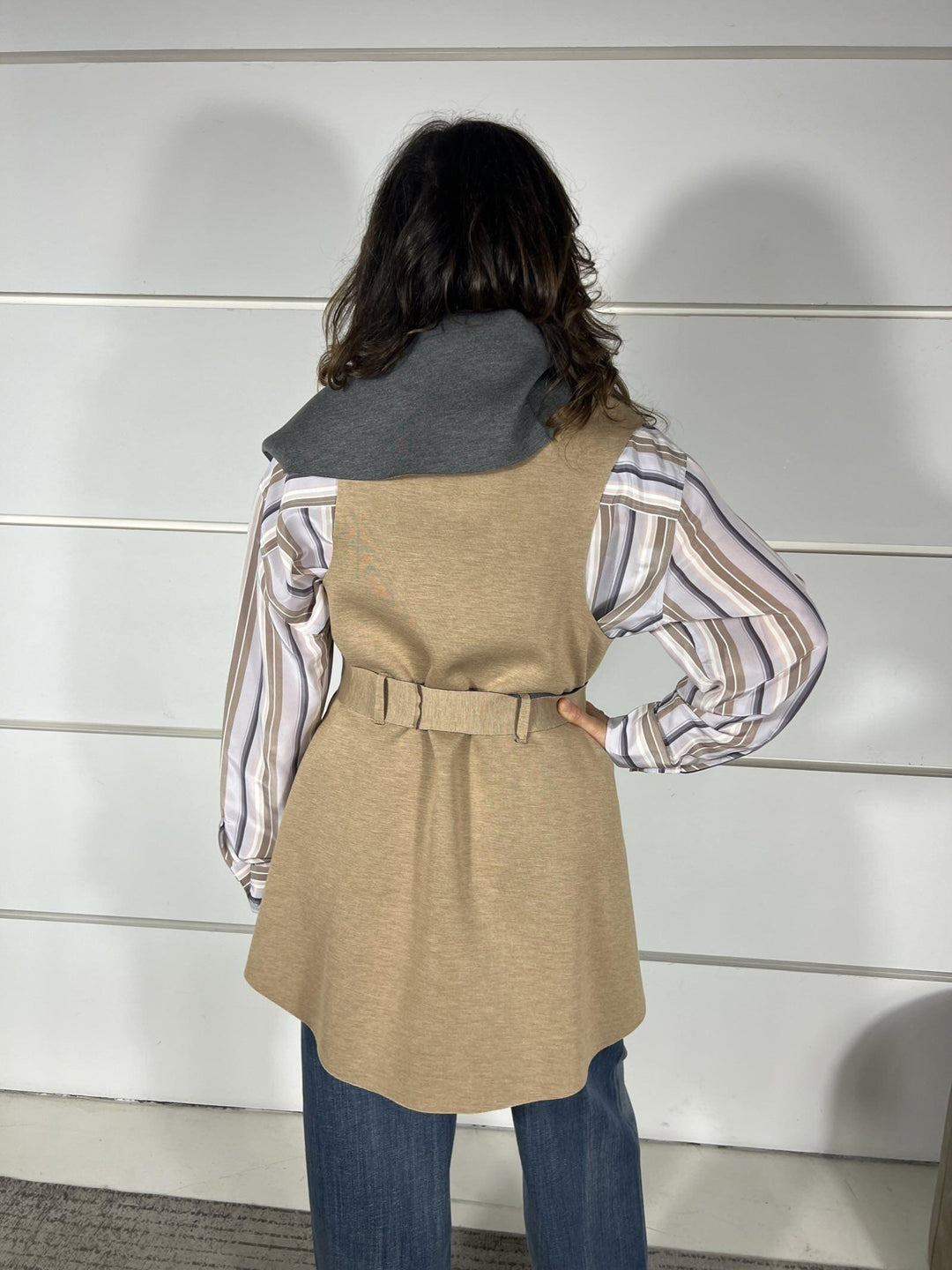Gilet grigio e beige medio lungo in scuba double con cintura in vita. LENE2421 CARLA G