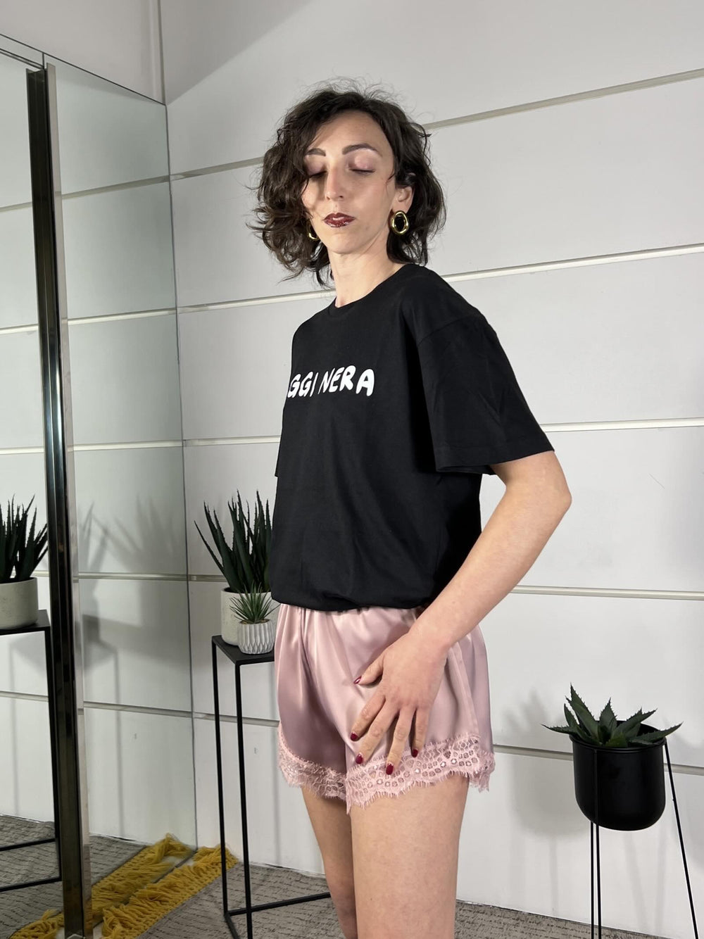 t-shirt nera con scritta oggi nera TSH40NERO SUSY MIX