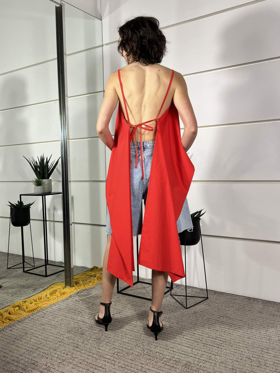 top on cotone con spallina e strascico nel retro rosso T50142ATROSSO TENSIONE IN