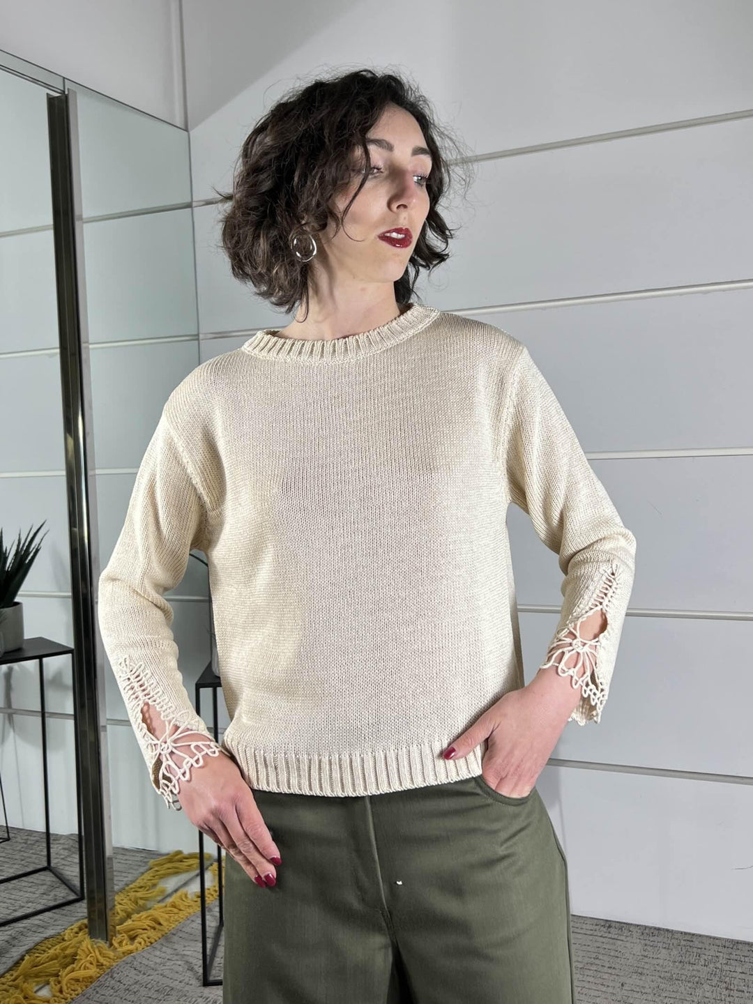 maglia paricollo burro con dettaglio lavorazione nella manica D90167BURRO TENSIONE IN