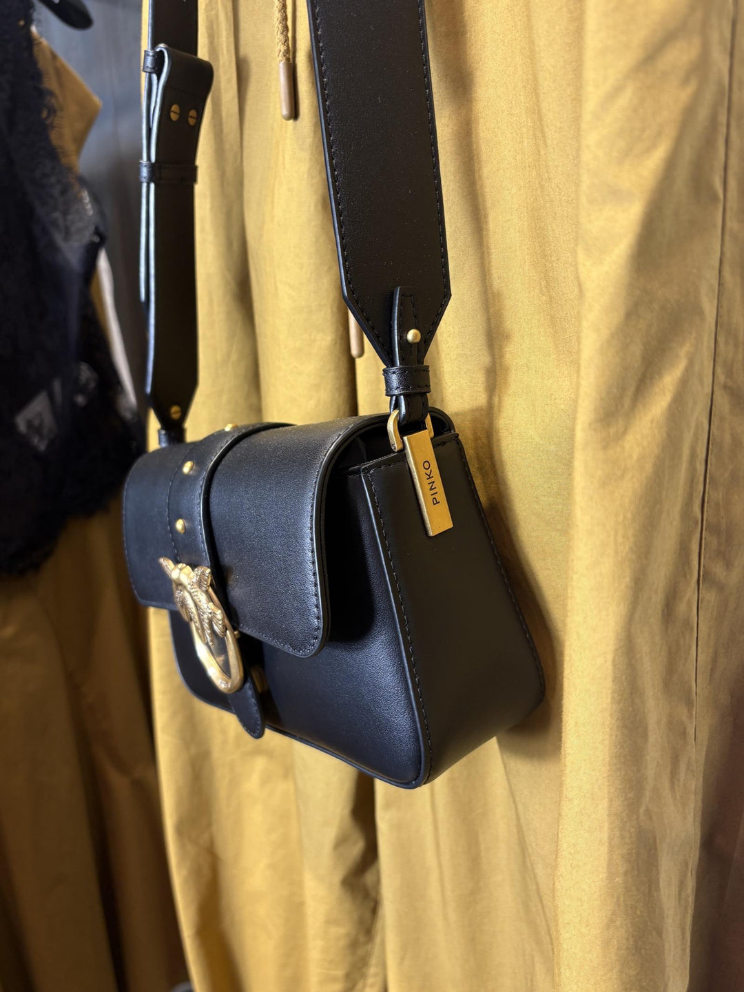 Borsa mini slouchy a spalla nera con logo oro LOVE ONE MINI SLOUCHYZ99Q PINKO