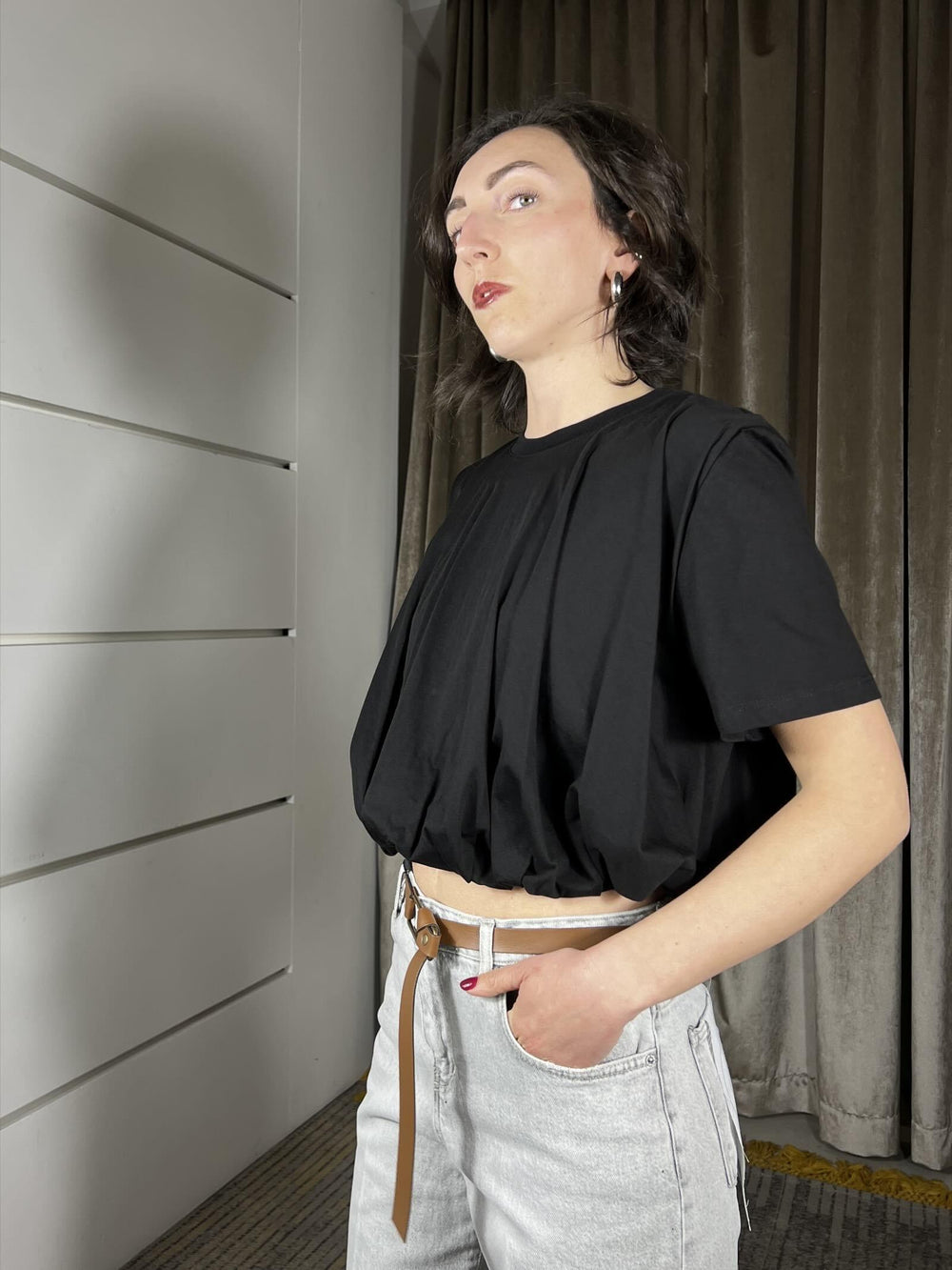 t-shirt nera manica corta a scatoletta con elastico e arricciatura sul fondo TAB0854NERO VICOLO