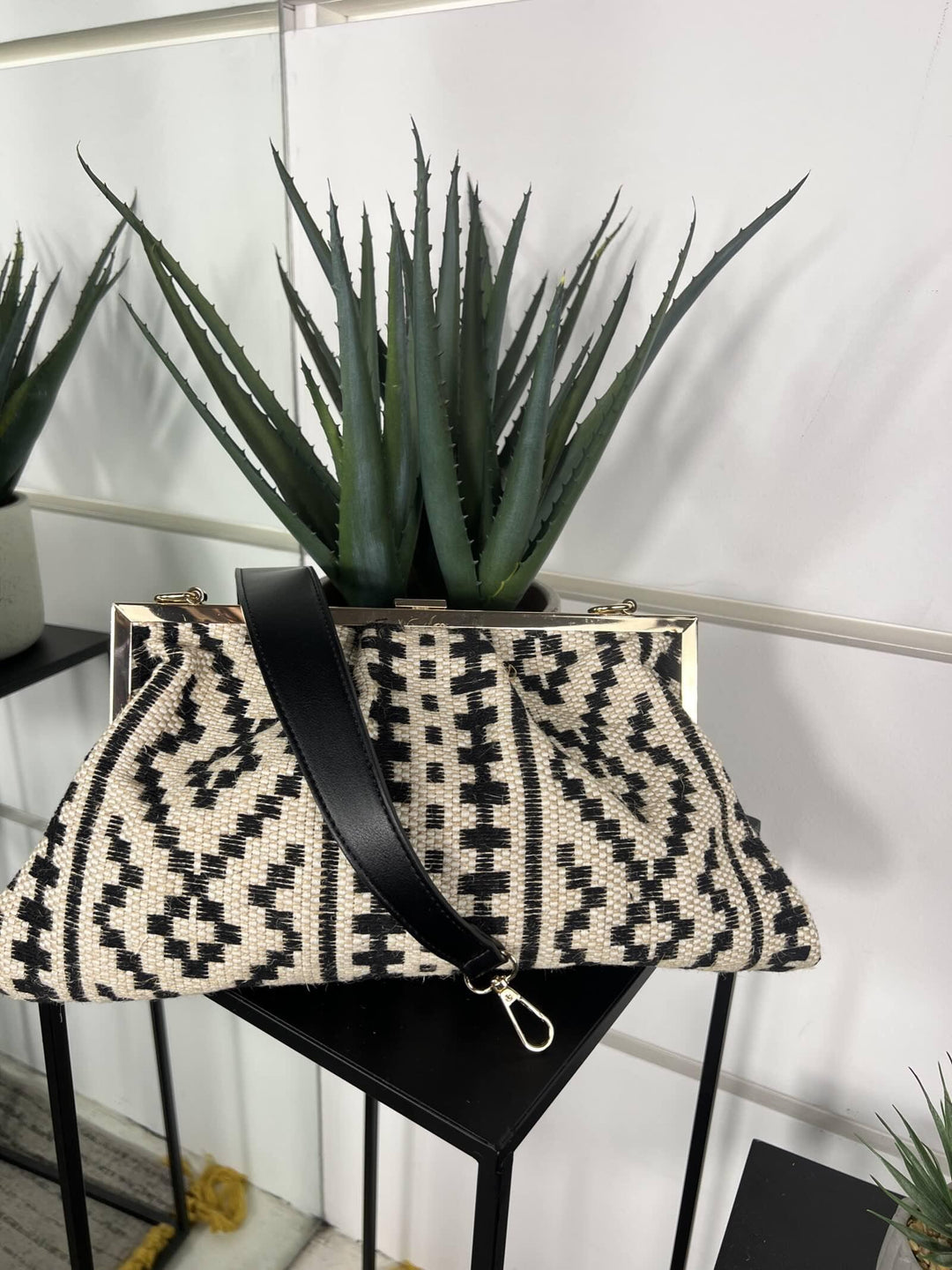borsa a clutch con fantasia geometrica nera con tracolla FF27472BLACK FEMME CAFE SELECTION