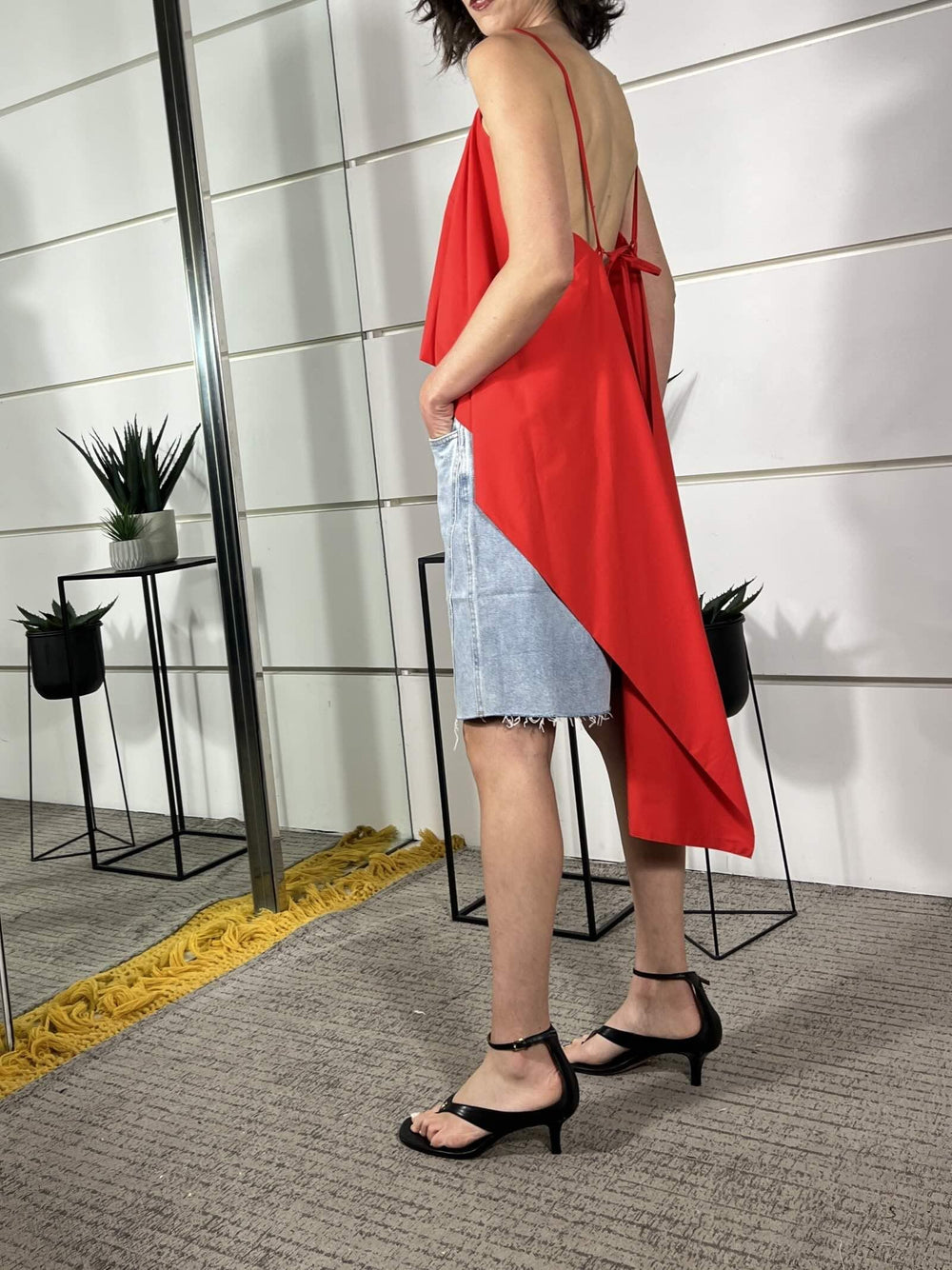 top on cotone con spallina e strascico nel retro rosso T50142ATROSSO TENSIONE IN