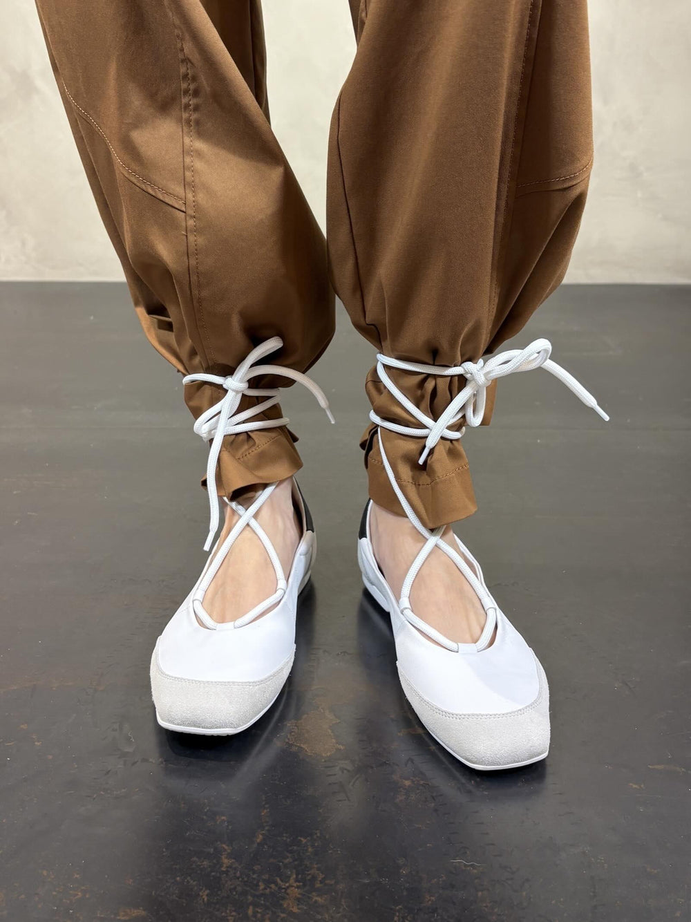 ballerine bianche e nere con lacci alla caviglia 8Z0123L150W101 PATRIZIA PEPE PREVIEW