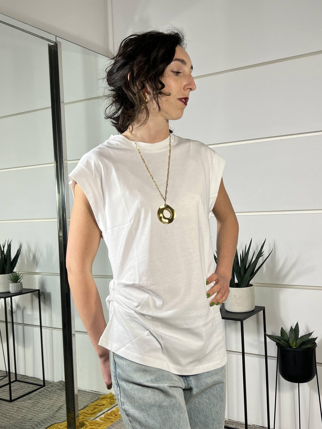 t-shirt smanicata con arricciatura a lato latte 12111LATTE SUSY MIX