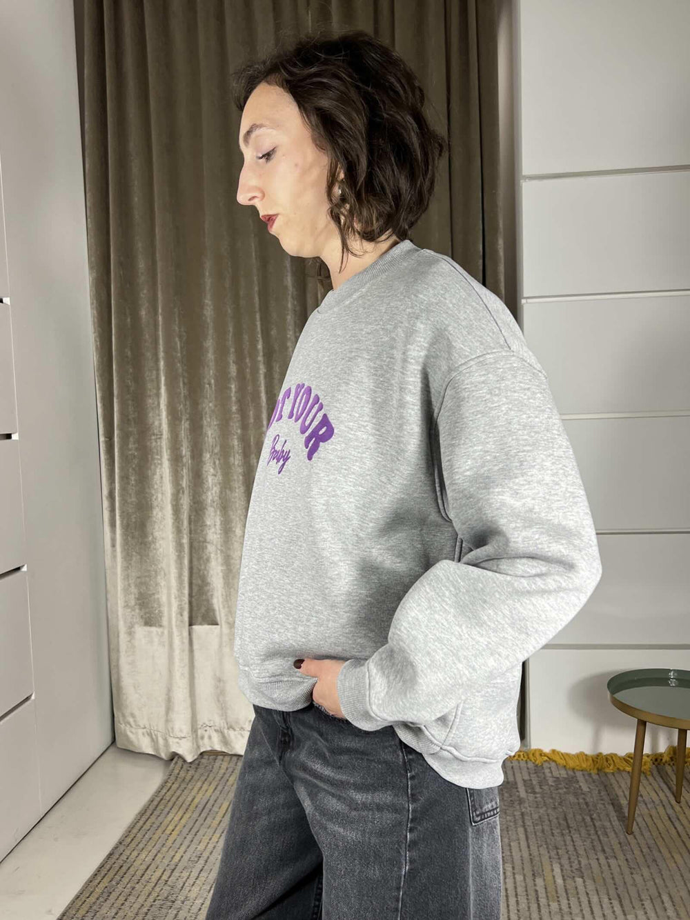 felpa over girocollo felpata grigia  con scritta viola not your baby RF0602GRIGIO/VIOLA VICOLO