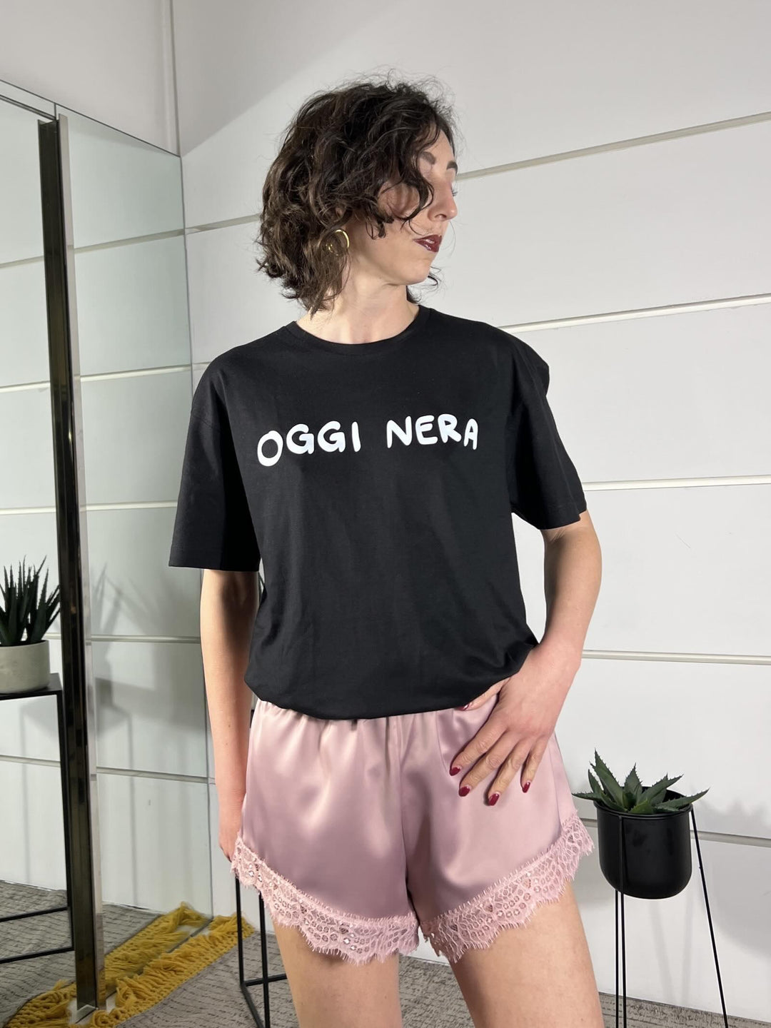 t-shirt nera con scritta oggi nera TSH40NERO SUSY MIX