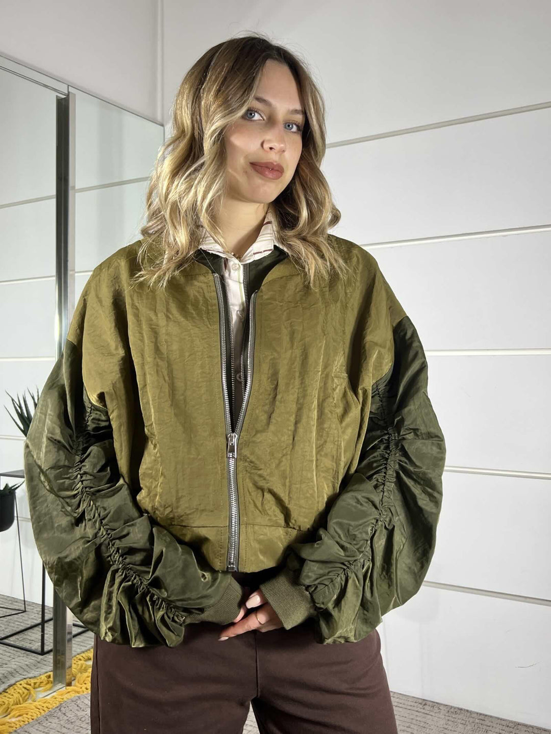 bomber tessuto tecnico con manica arricciata e doppio colletto militare VHP8LBX1765 IMPERIAL
