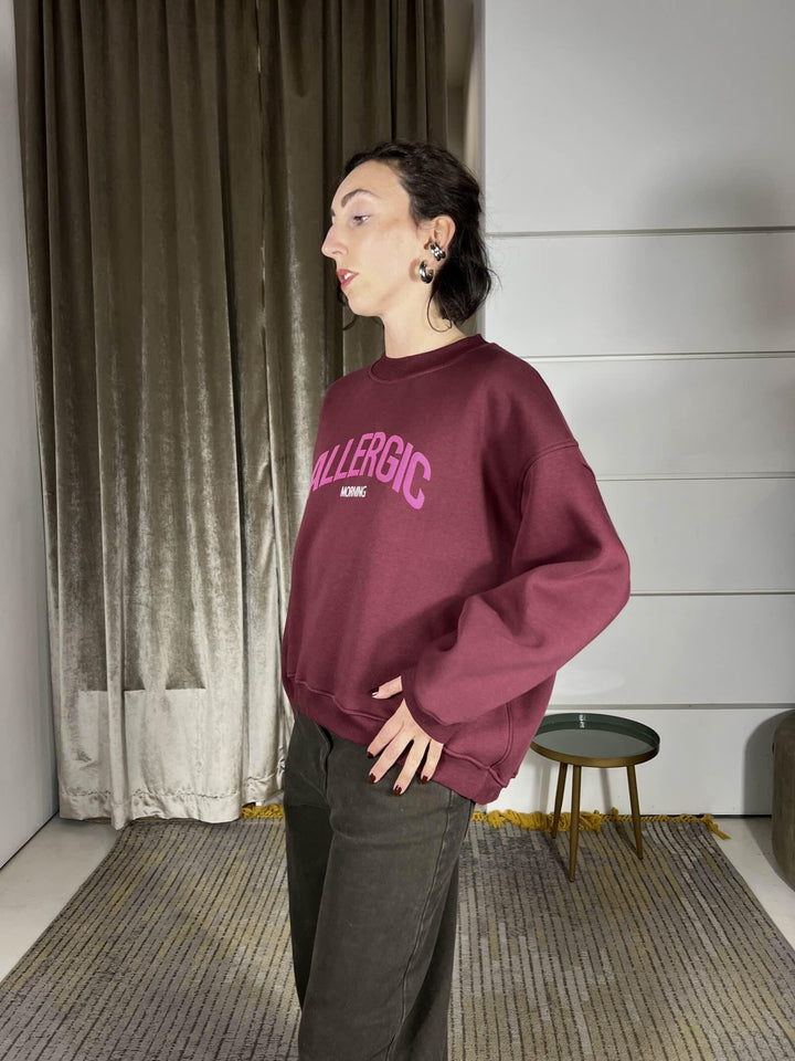 felpa bordeaux girocollo con scritta allergic morning rosa RF0604BORDEAUX/ROSA VICOLO