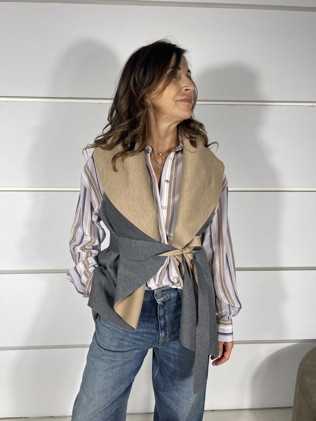 Gilet grigio e beige medio lungo in scuba double con cintura in vita. LENE2421 CARLA G