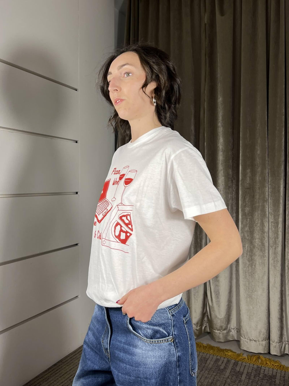 T-shirt bianca con stampa rossa pizza, wine series & chill TSH12BIANCO SUSY MIX