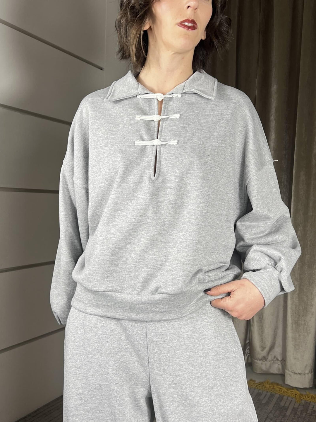 felpa a polo grigia con dettaglio alamari PE260076GRIGIO TENSIONE IN