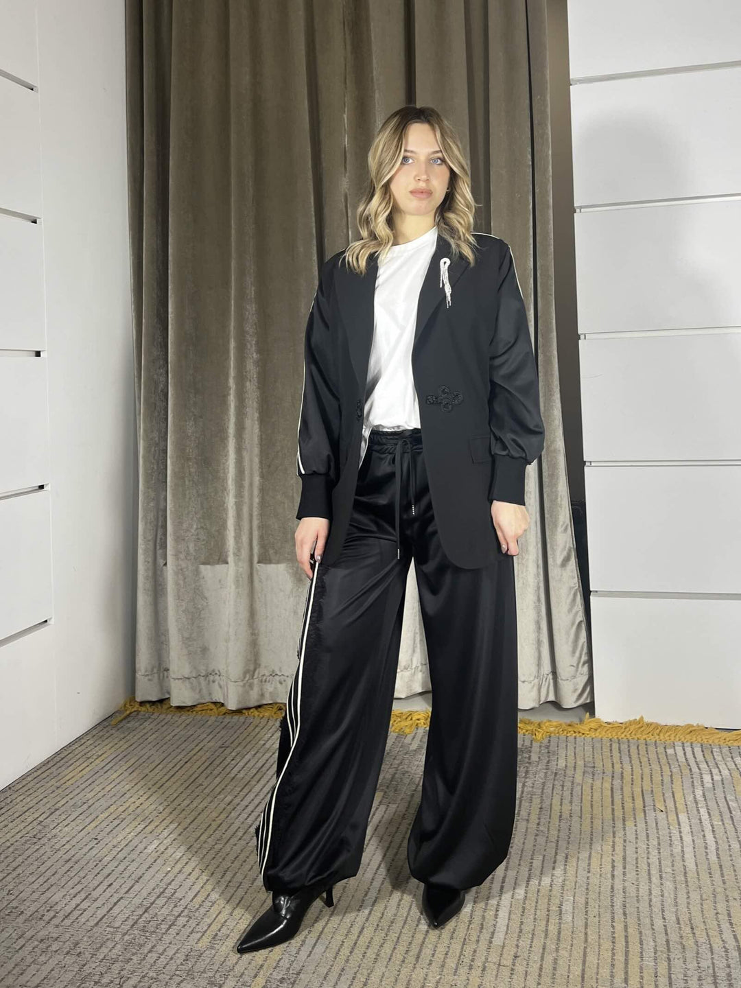 giacca over con bande, polsino e arricciatura nel retro S3387NERO SUSY MIX