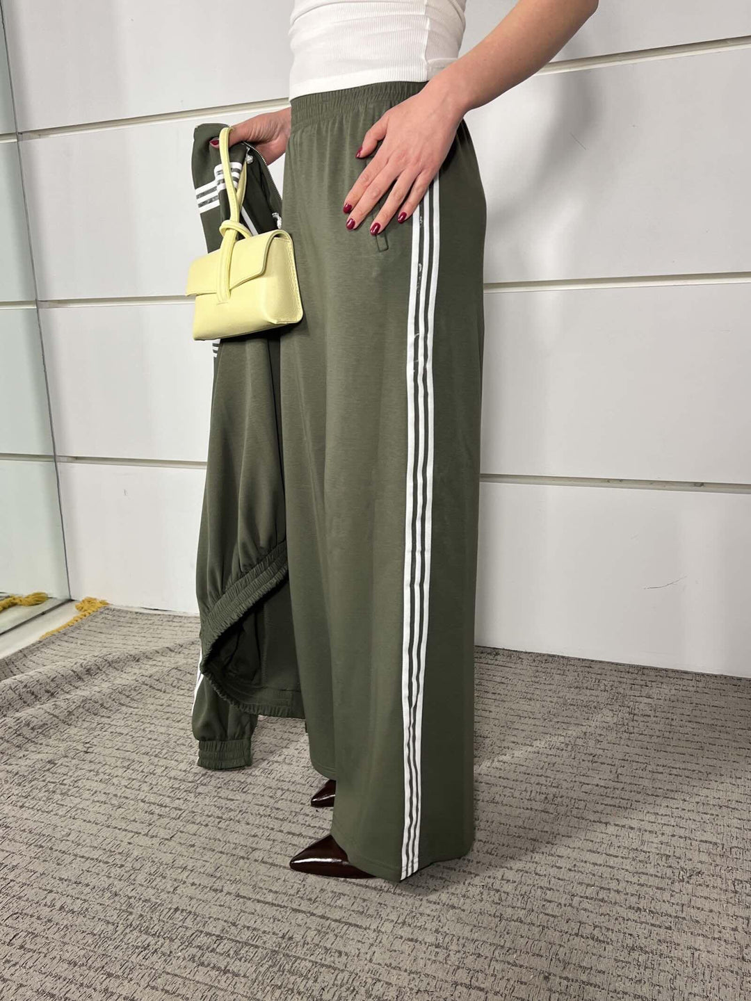 pantalone tuta verde con bande 26P3995VERDE TENSIONE IN