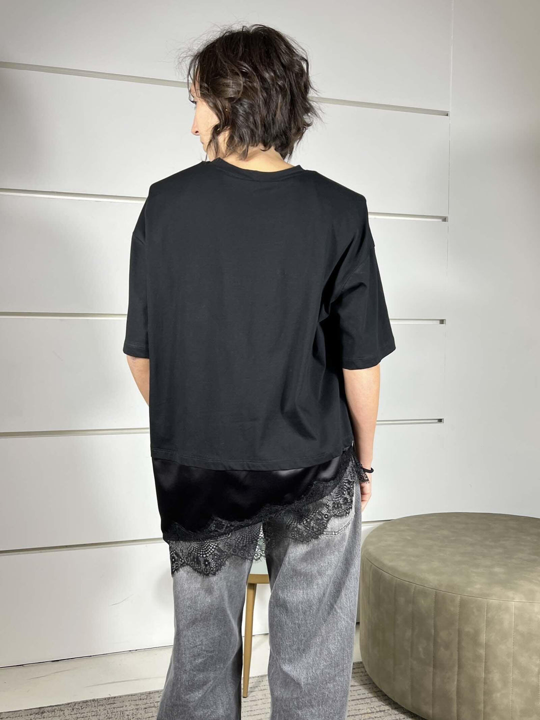 t-shirt nera  con spallina e nel fondo inserto satin e in pizzo 26M1026NERO/NERO TENSIONE IN