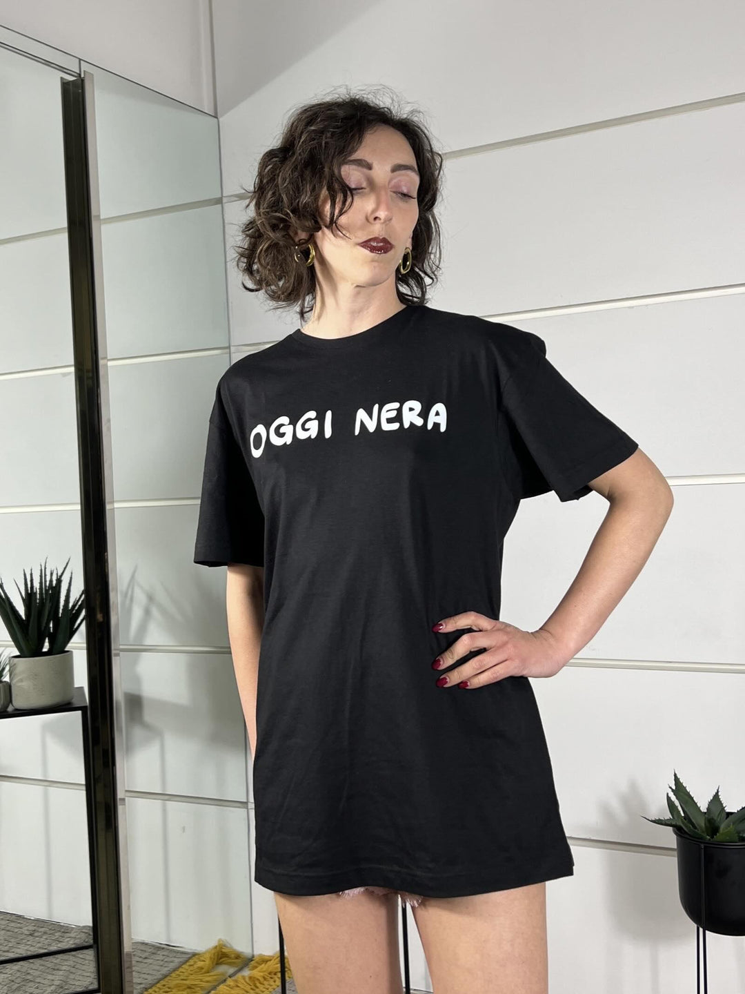 t-shirt nera con scritta oggi nera TSH40NERO SUSY MIX