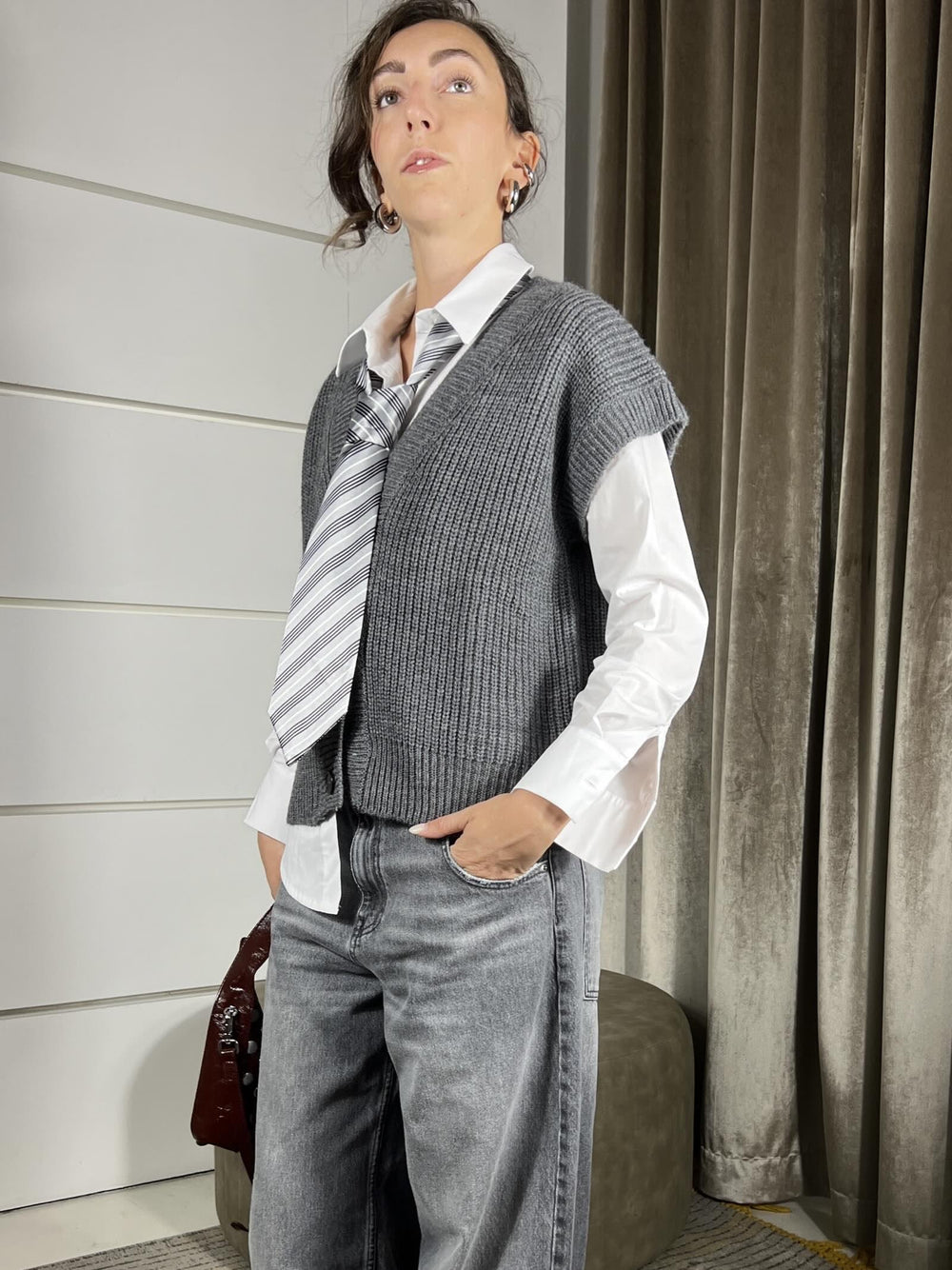GILET GRIGIO CON SCOLLO A V E BOTTONI 55030FGRIGIO VICOLO