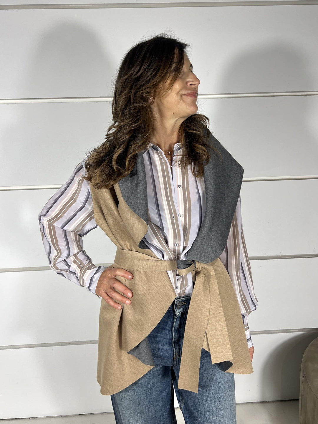 Gilet grigio e beige medio lungo in scuba double con cintura in vita. LENE2421 CARLA G