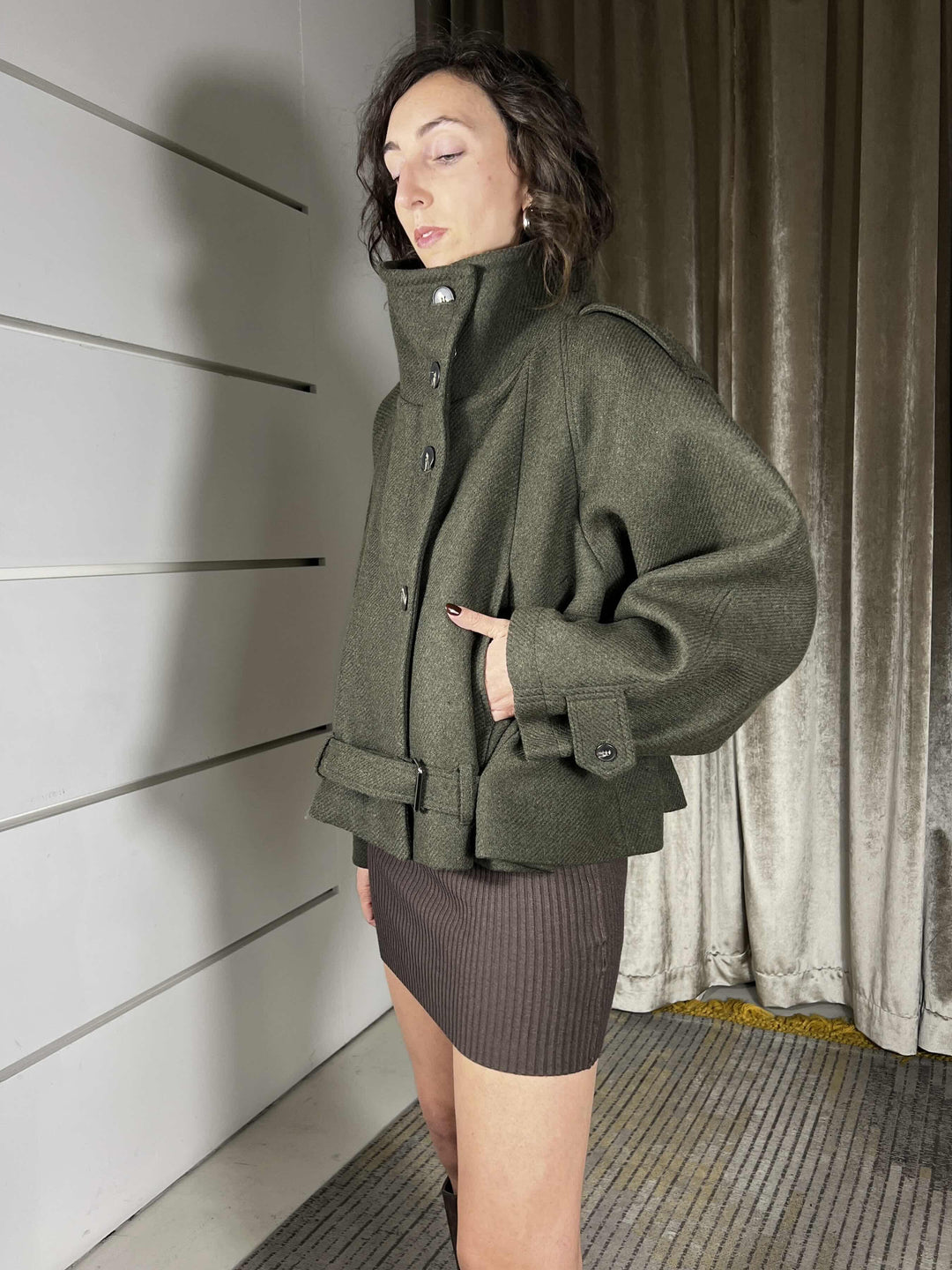 cappotto corto a bomber ripreso nel retro militare W25J826MILITARE TENSIONE IN