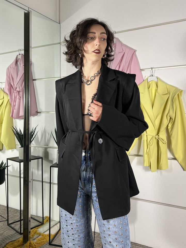 giacca viscosa ,spalla scesa con aletta e manica ampia,cintura a filo punto vita.95% poliestere 5% elastane. 26MP25076NERO FEMME SELECTION