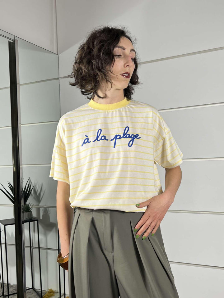 t-shirt a righenaturale e gialla  con scritta a la playa RAB0555NATURALE/GIALLO VICOLO