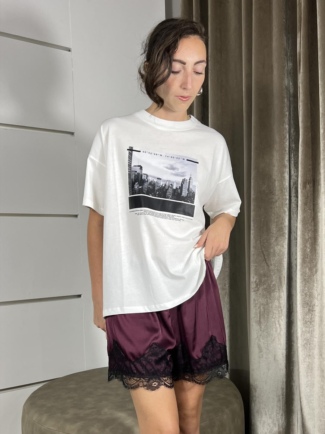 T-SHIRT CON STAMPA GRATTACIELI BIANCA E NERA MODELLO OVER RF0249BIANCO/NERO VICOLO