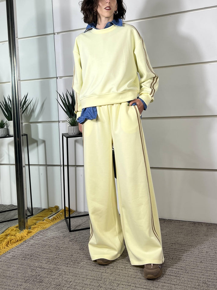 compelto felpa e pantalone con bande a lato giallo 26MP8328/1GIALLO FEMME SELECTION