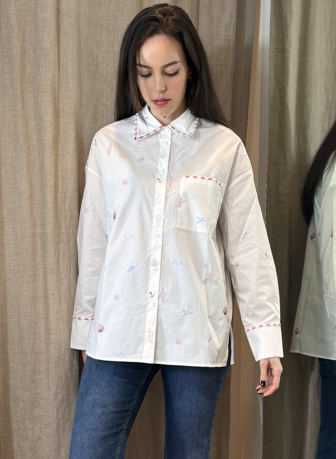 camicia bianca con ricami rosa rossi e azzurri RICETTA009 PENNY BLACK
