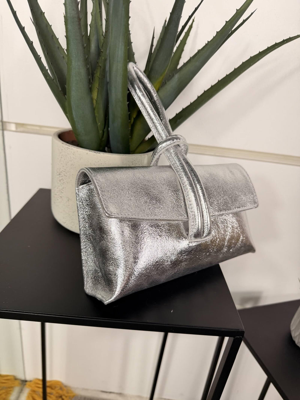 borsa in pelle con nodo e con tracolla regolabile argento DO-B0131ARGENTO FEMME CAFE SELECTION