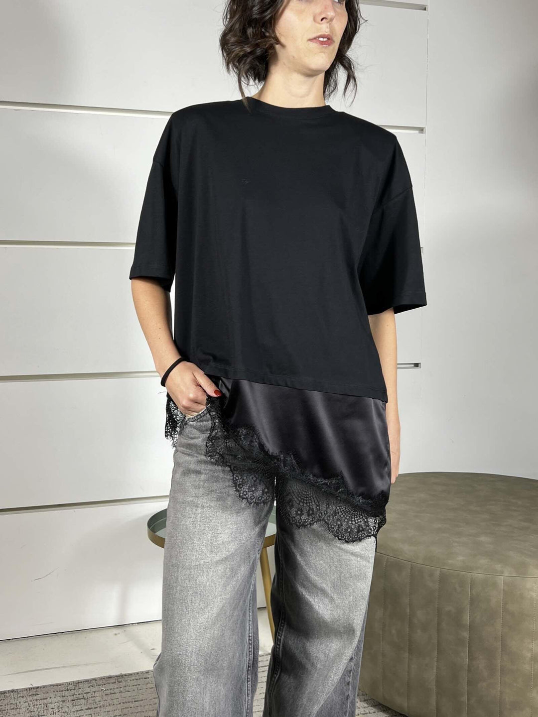 t-shirt nera  con spallina e nel fondo inserto satin e in pizzo 26M1026NERO/NERO TENSIONE IN