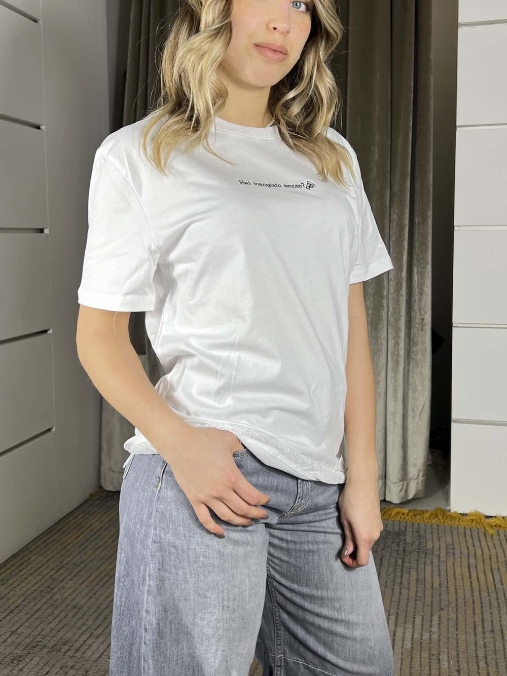 t-shirt bianca con pizzo sul fondo e scritta ricamata hai mangiato amore? LD5191BIANCO LUMINA