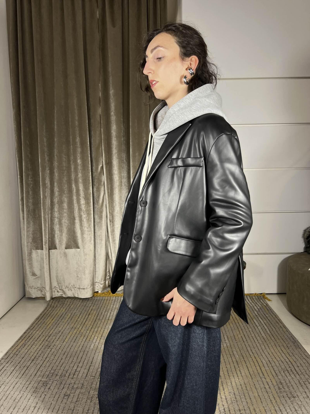 giacca over in ecopelle con spacchi nera 26B1053NERO TENSIONE IN