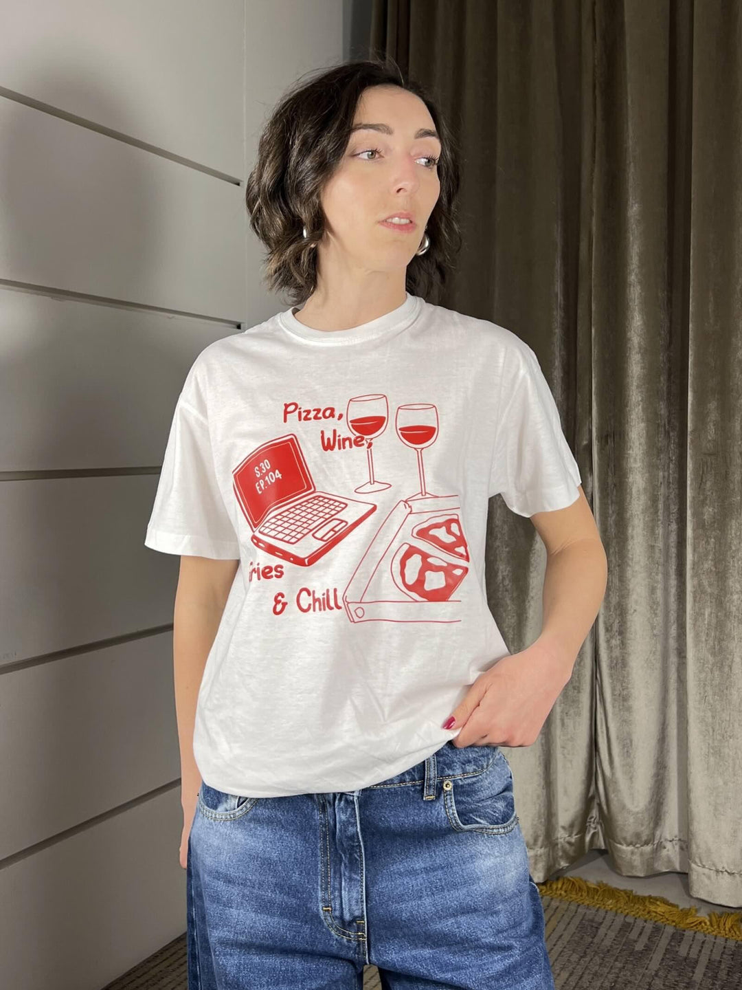 T-shirt bianca con stampa rossa pizza, wine series & chill TSH12BIANCO SUSY MIX