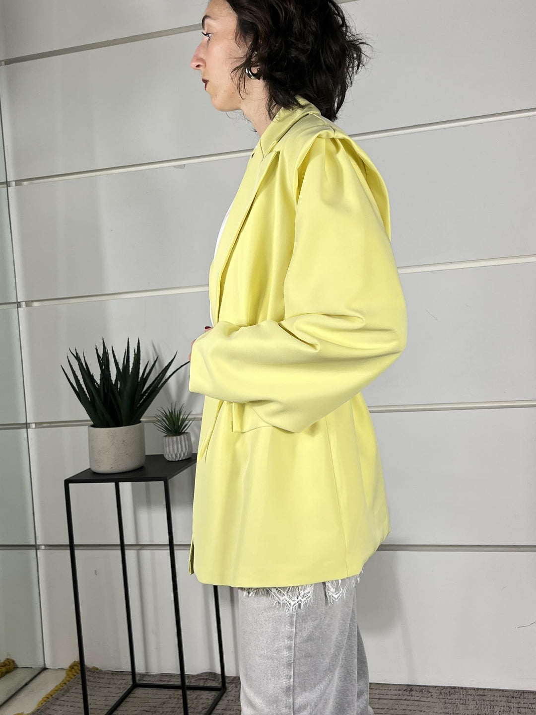 giacca viscosa ,spalla scesa con aletta e manica ampia,cintura a filo punto vita.95% poliestere 5% elastane. 26MP25076LIME FEMME SELECTION