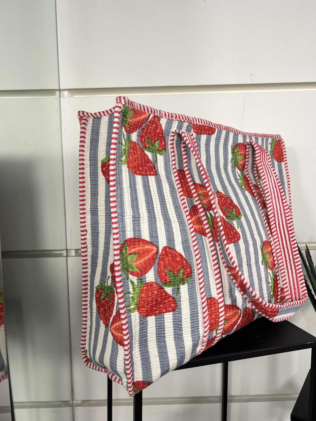borsa in cotone con stampe, a spalla, chiusura con zip, tasca a parete CO-B0225FRAGOLA/AZZURRO FEMME CAFE SELECTION