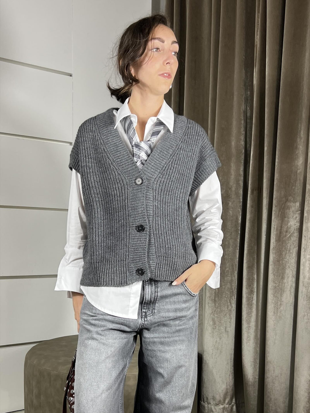 GILET GRIGIO CON SCOLLO A V E BOTTONI 55030FGRIGIO VICOLO