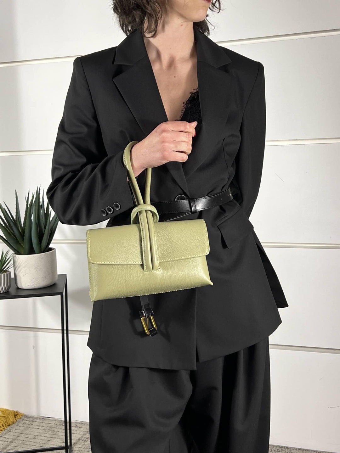 borsa a nodo in pelle con tracolla in pelle regolabile verde pastello 200414VERDE PASTELLO FEMME CAFE SELECTION