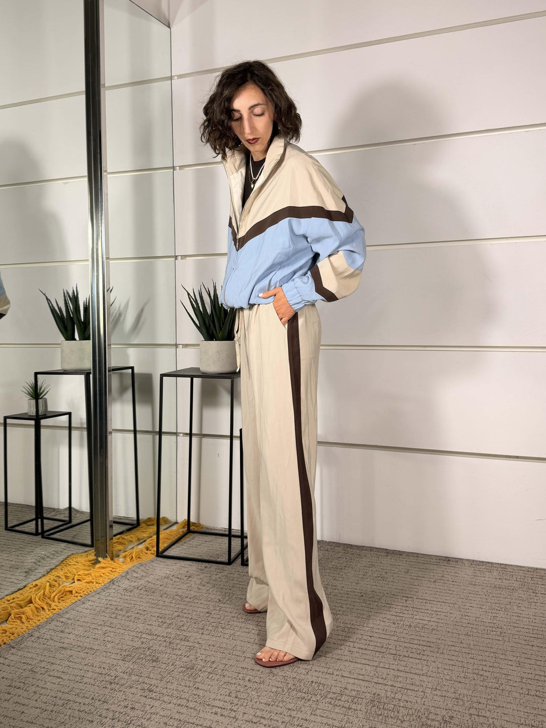 pantalone con banda laterale, elastico in vita, volendo si abbina al bomber. 87% viscosa 13% poliestere 26P4584GESSO/MORO TENSIONE IN