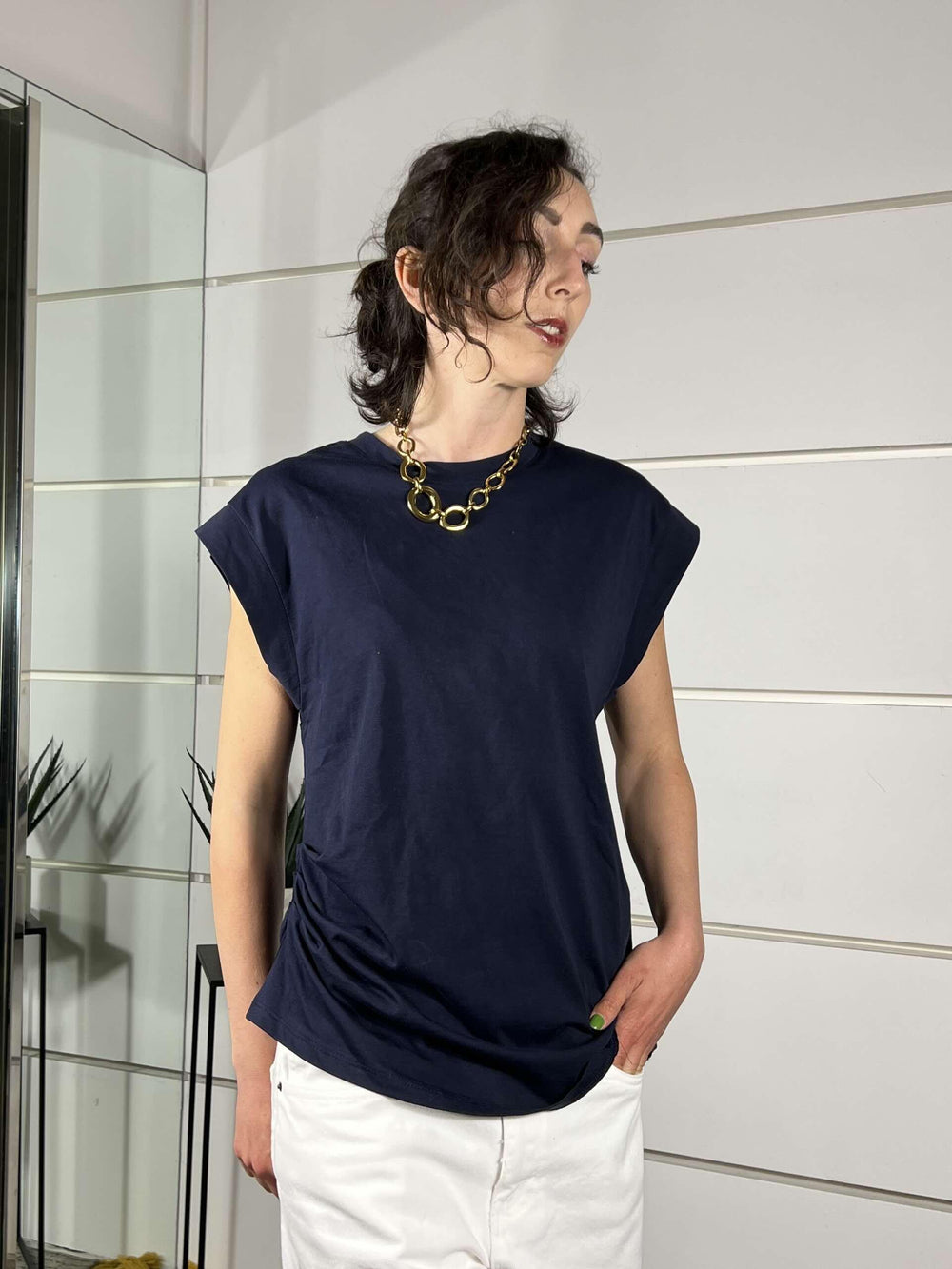 t-shirt smanicata con arricciatura a lato blu 12111BLU SUSY MIX