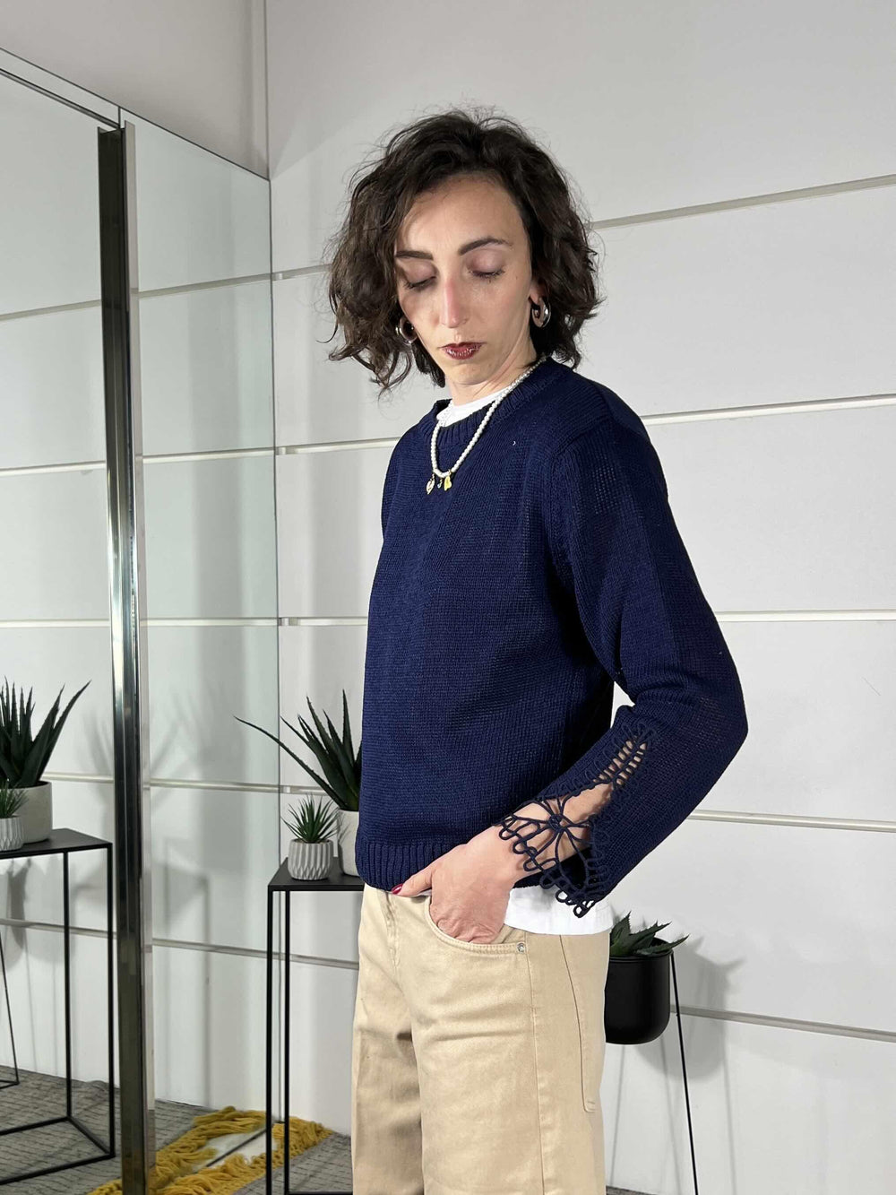 maglia paricollo blu con dettaglio lavorazione nella manica D90167BLU TENSIONE IN