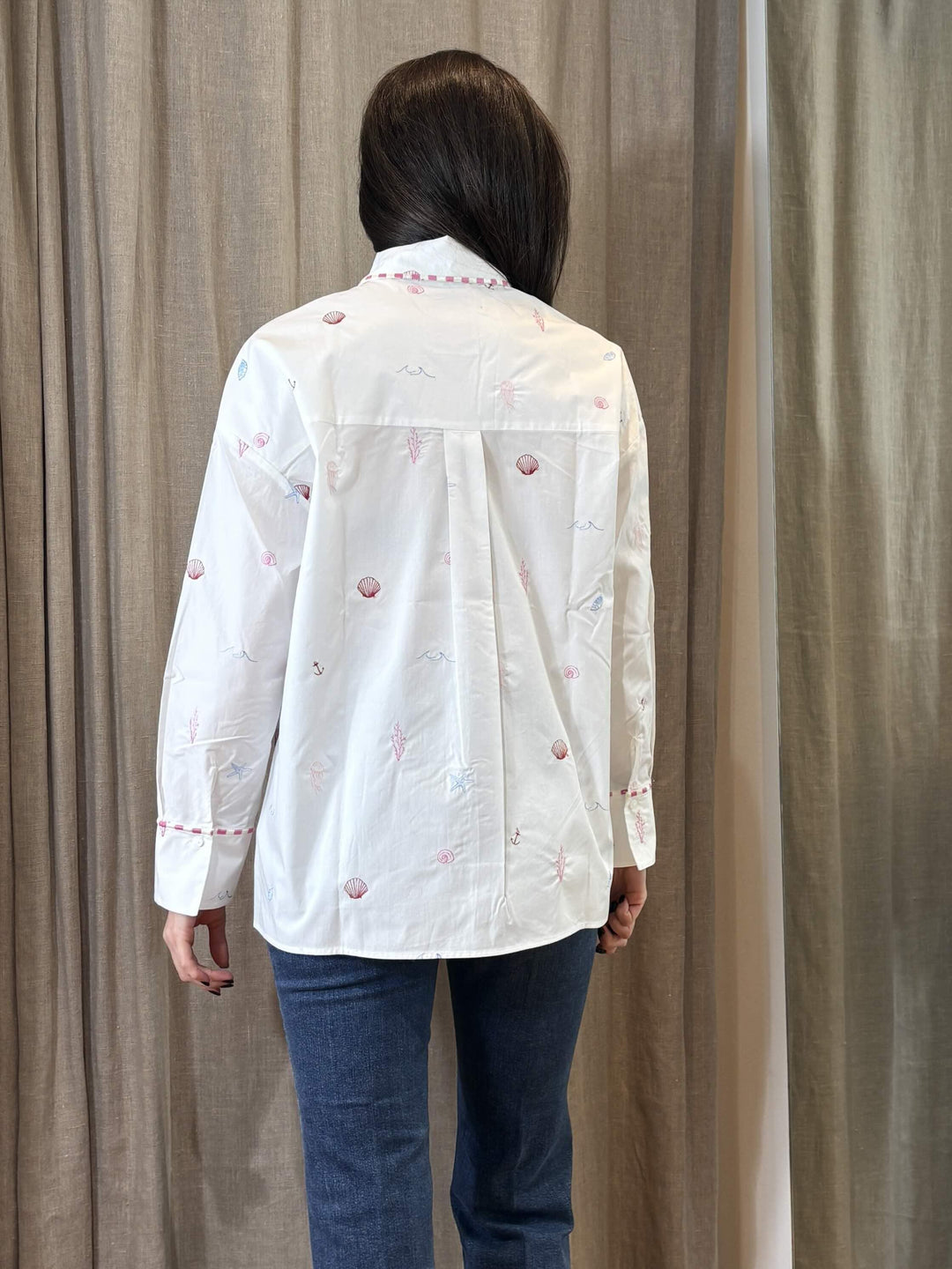 camicia bianca con ricami rosa rossi e azzurri RICETTA009 PENNY BLACK