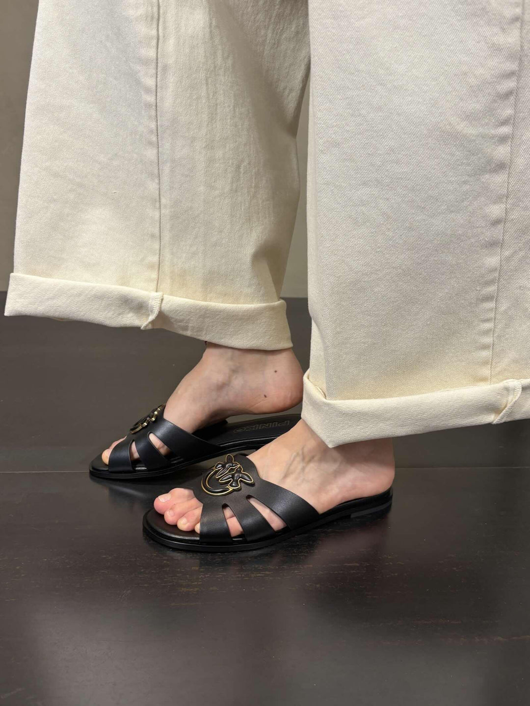 ciabatta in pelle nera con logo oro MILLY 04Z99 PINKO