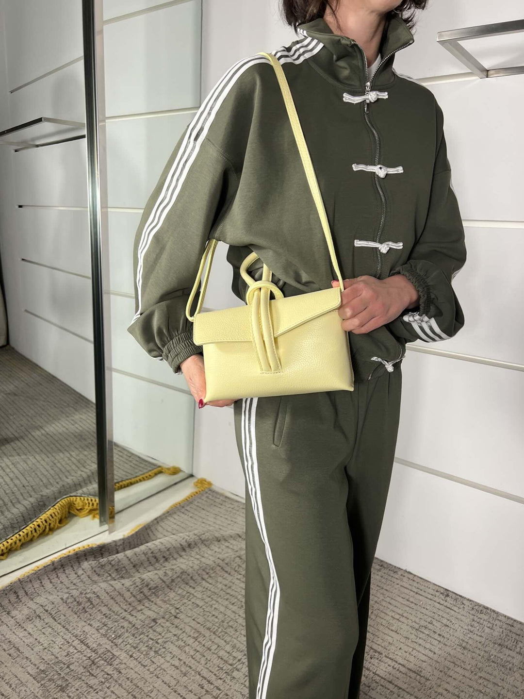 borsa a nodo in pelle, con tracolla in pelle regolabile gialla 200414GIALLO FEMME CAFE SELECTION