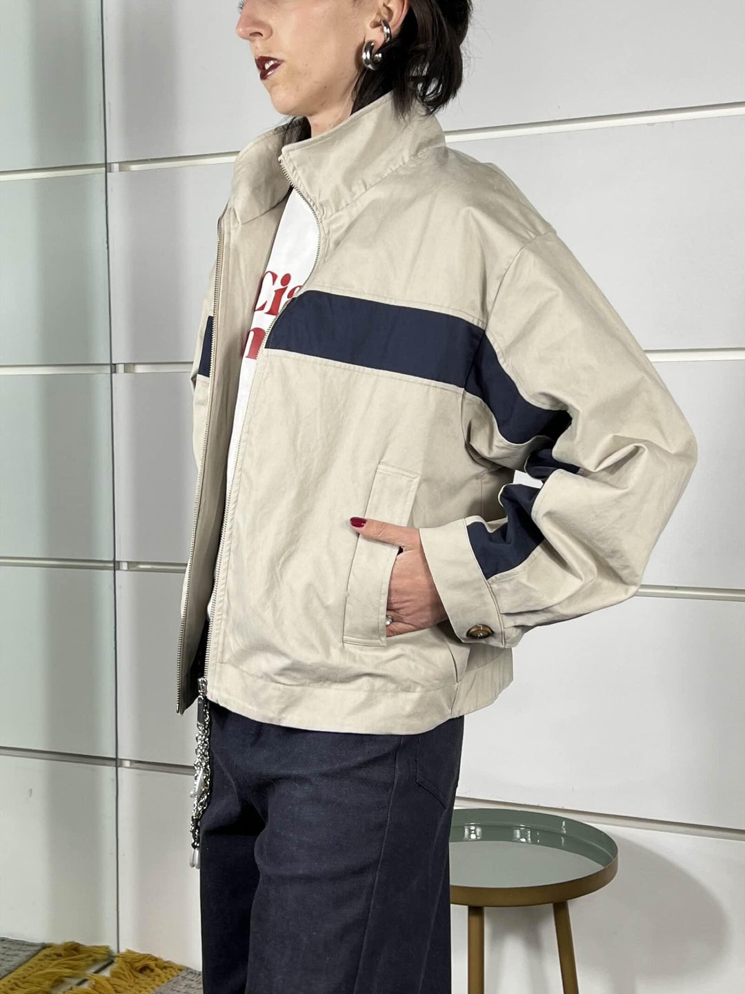 giubbotto beige ghiaccio a bomber con riga blu a collo alto PE260097BEIGE GHIACCIO TENSIONE IN